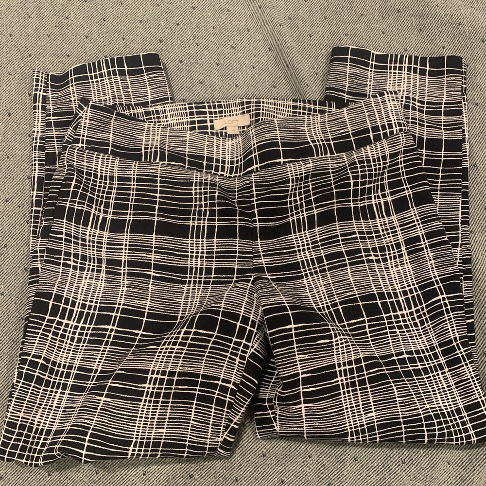 Loft size 6 cropped black and white pants